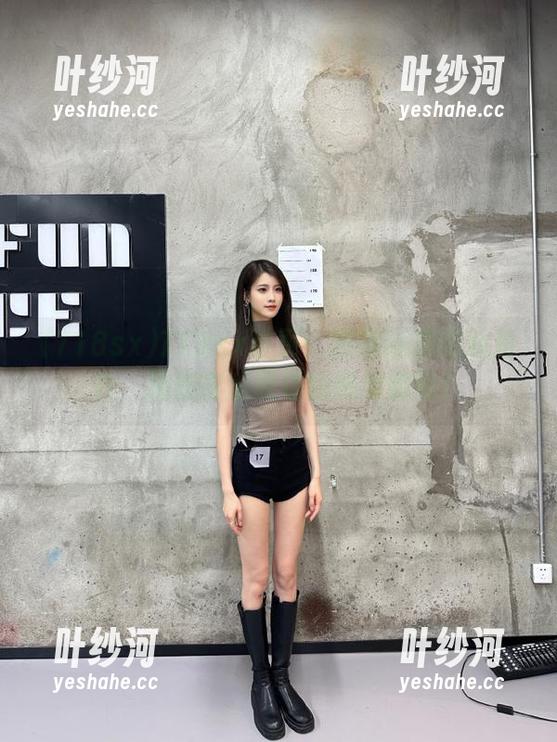 718sx首页：跟随动漫游戏角色，揭秘吃瓜现场的爆笑瞬间！