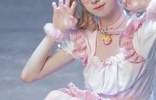 《国产吃瓜黑料一区二区》让你畅游黑料世界,分享你独特的见解,苹果版也能尽享此乐趣!